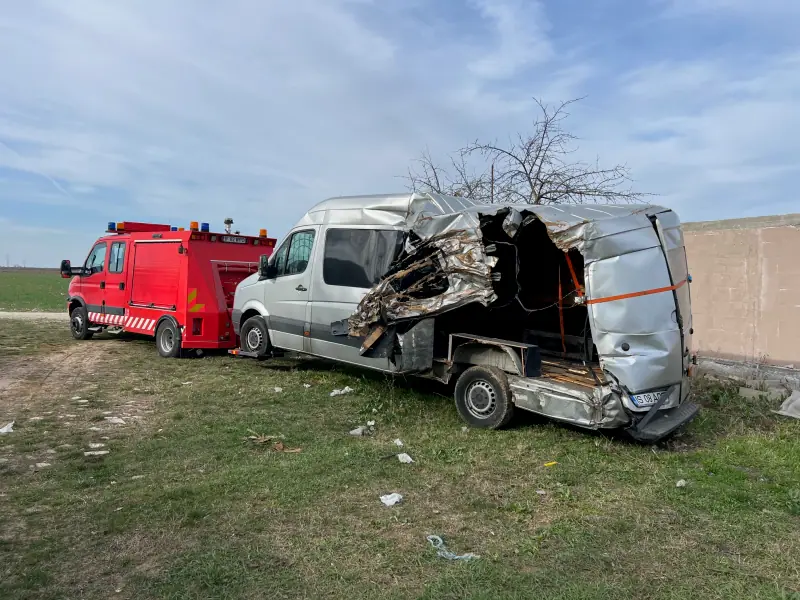 Dubă utilitară pe platformă de tractări auto