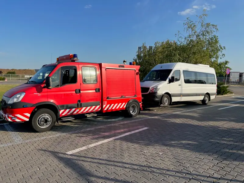 Microbuz pe platformă de tractări auto profesională