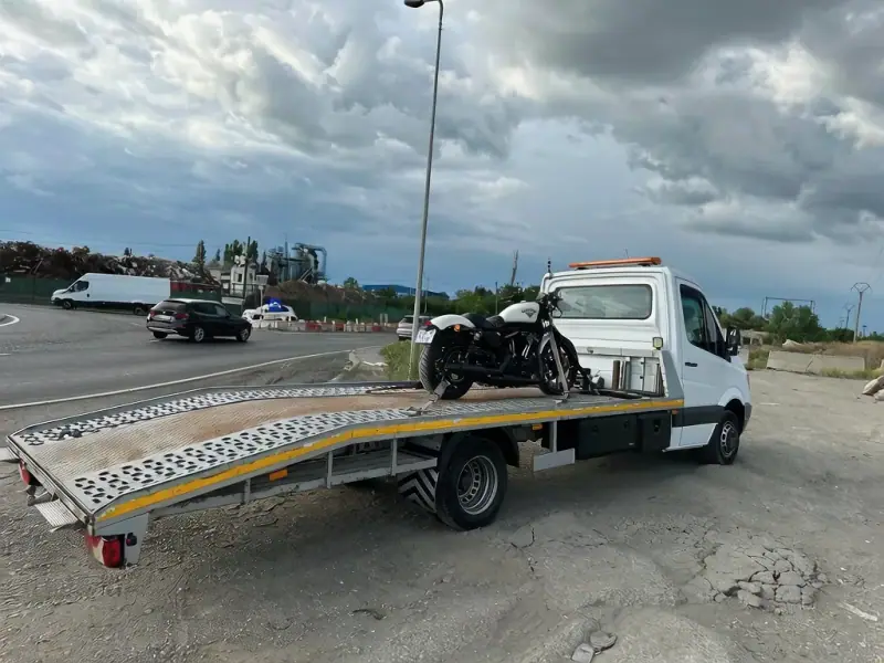 Motocicletă pe platformă de tractări auto