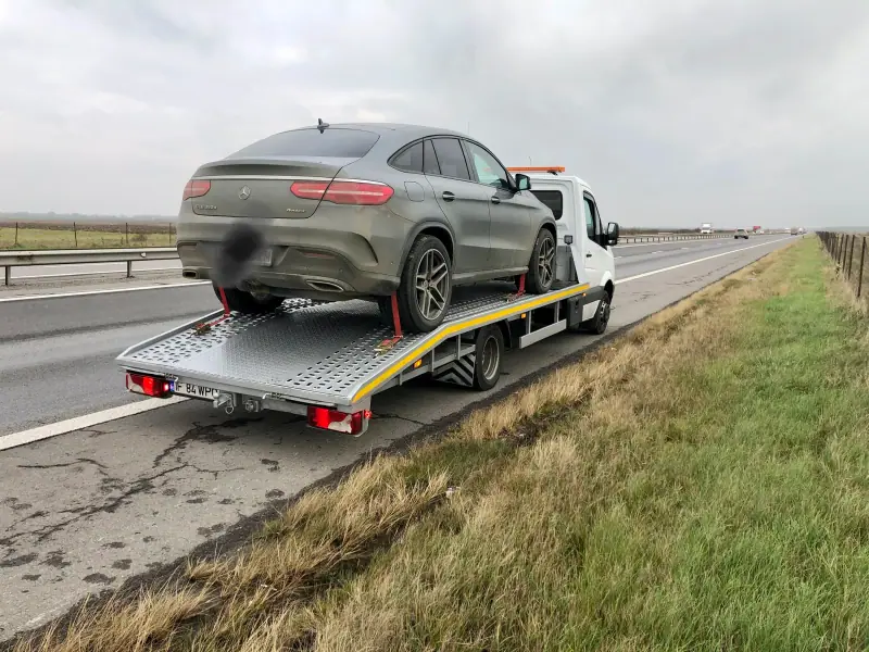 SUV pe platformă de tractări auto profesională